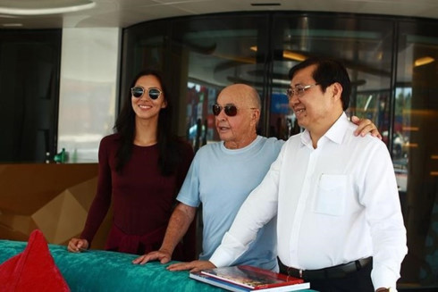 british billionaire sails aviva yacht in vietnam hinh 1