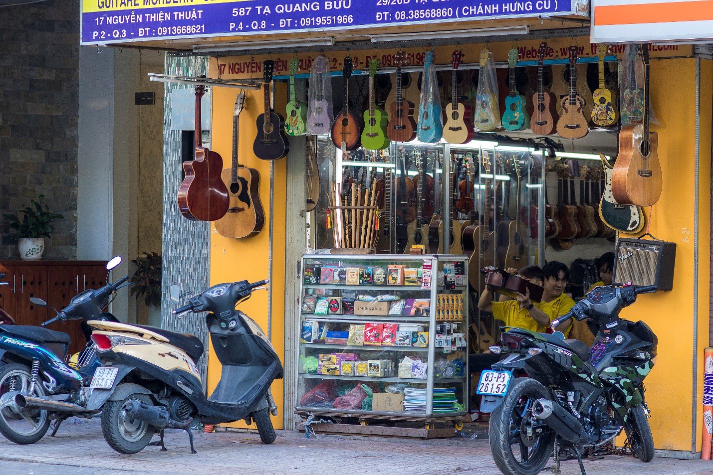 Guitar shop on Nguyen Thien Thuat st.